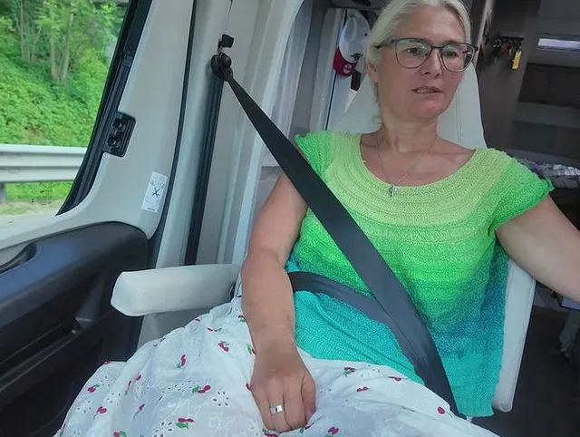 Ich mache es mir im Wohnmobil heftig selbst während mein Mann fährt
