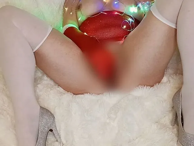 Weihnachtsschlampe fickt die Glaszuckerstock...schleimig geil!!!