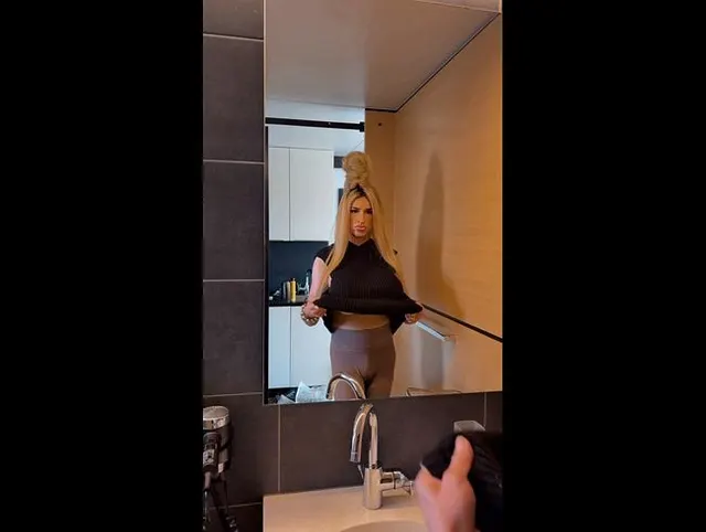 Dauergeile blonde Transe trägt Megatitten