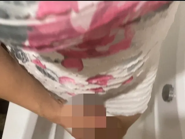 Die Frau meines Freundes kommt zu meiner Dusche, um mir einen Handjob zu machen