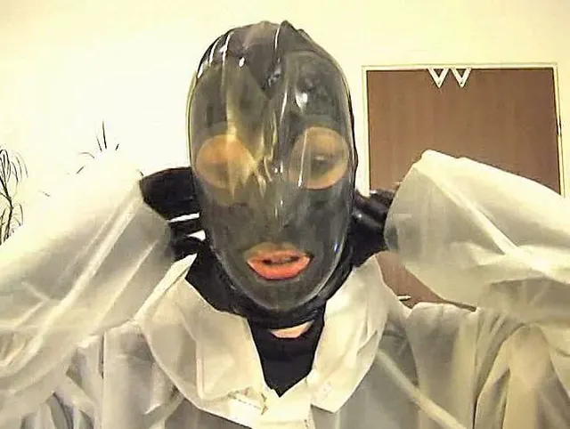 Sonntagsausflug Teil 5 - Latex Gasmaskenblowjob