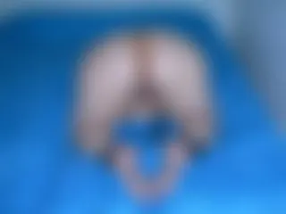 Wehrlos bekommt Anna es mit...