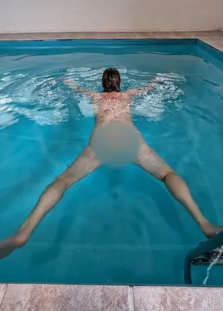 Nackt Schwimmen im Pool.