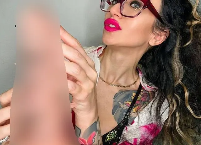 Lange Nägel, Fingerlutschen, Handjobs mit Spucke, Necken und mehr