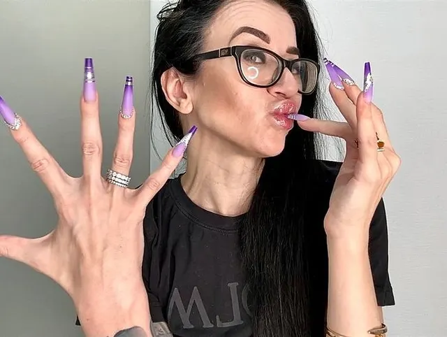 Fingerschnippen und -lutschen, lange Nägel und lange Finger