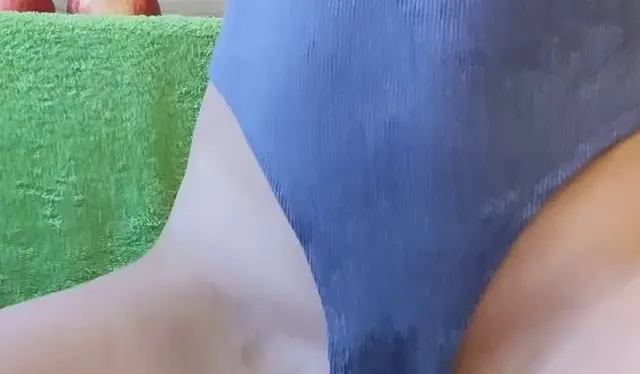 Orgasmusritt: Sie liebt es, auf einem Monsterdildo zu reiten.