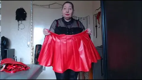 rotes Lederröckchen