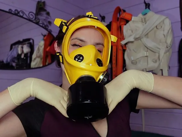 Ich probiere meine neue Gasmaske an.