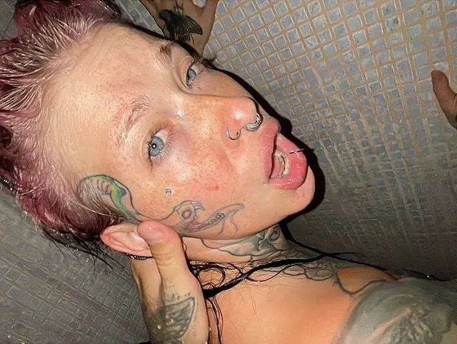 Duschsex mit Orgasmus lustiger Gothschlampe