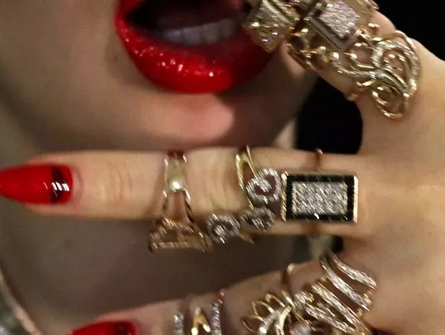 Lippenstift & Schmuck & Nägel Fetisch 4K