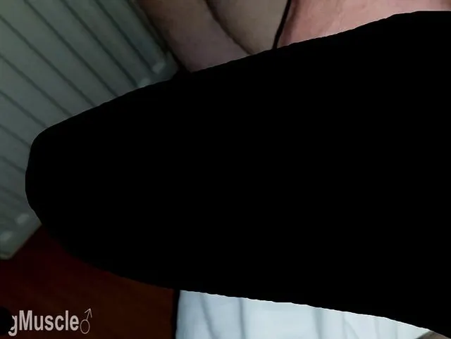 Im Sitzen geil den Schwanz abgewichst und 2x gespritzt