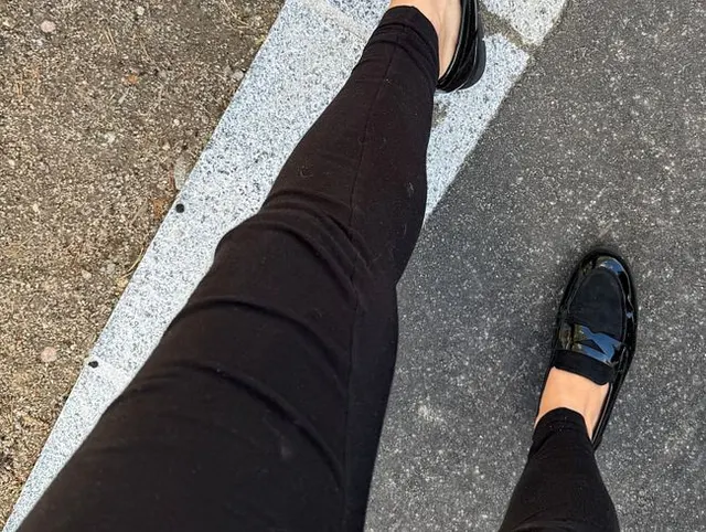 Ich sagte es .. und er gehorchte. Ich befiel einem Fremden seine Hose runter zu ziehen.