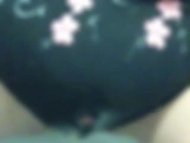 Nadja pisst durch Hoeschen