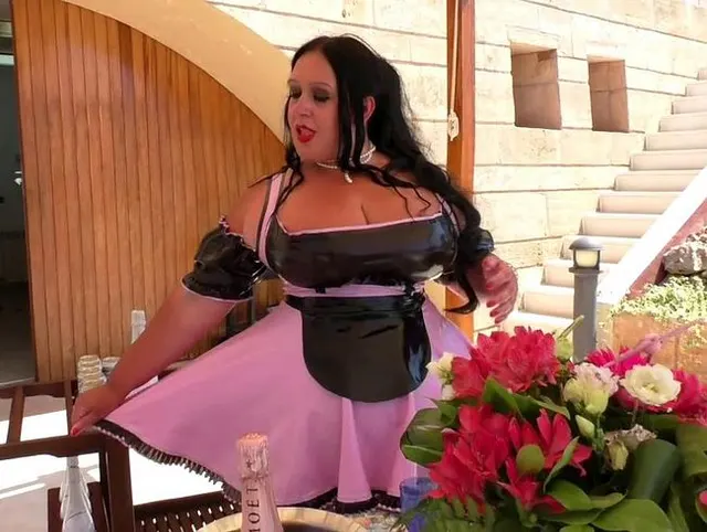 ACHTUNG !! Schwanzgeiles Latex Dienstmädchen sorgt für Sperma Alarm