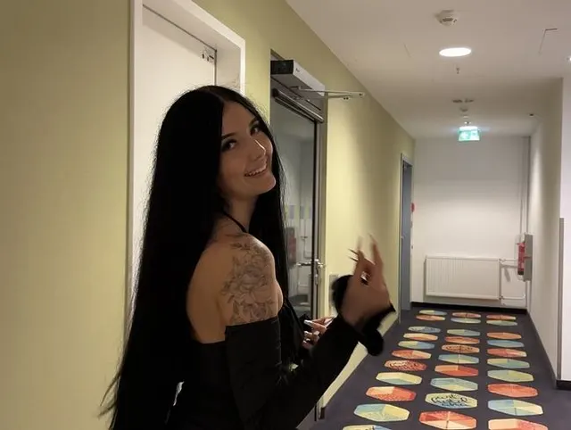 Notgeiler Teenie allein im Hotelzimmer abgewichst!!