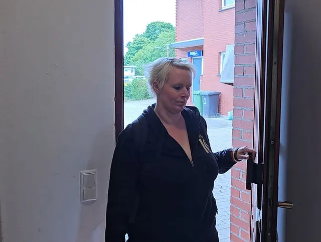 Im Treppenhaus geil meinen Vibrator gefickt