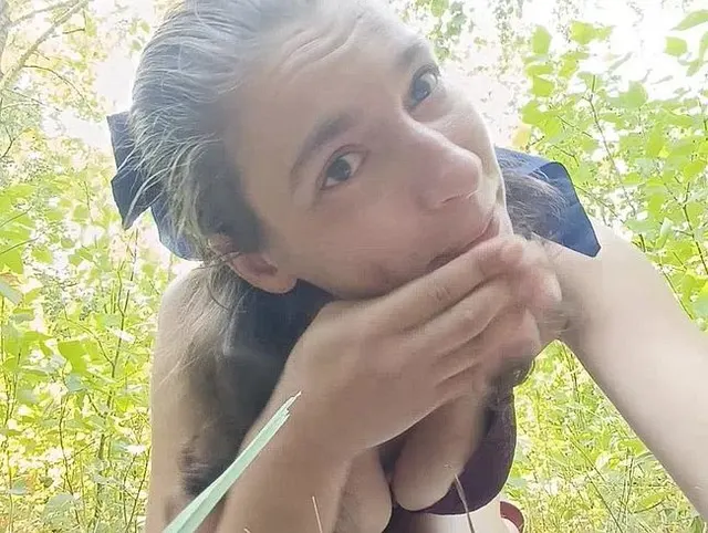 Vorschau aus Lesben: Outdoor Masturbation einer Brünette