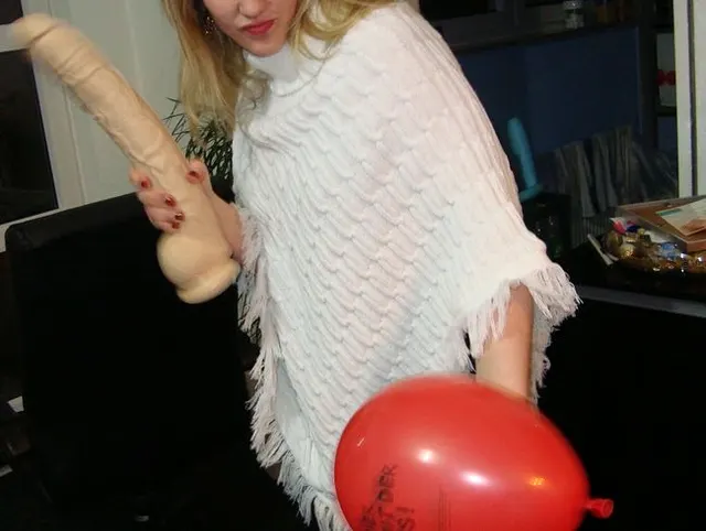 MIT DEM DILDO LUFTBALLONG GESPIELT