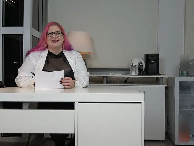 Dr Abby wird über den Schreibtisch gelegt und gefickt