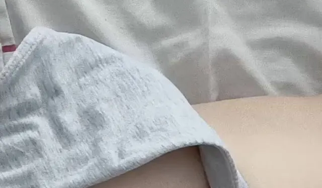 Massage im Bikini und erregte Brüste