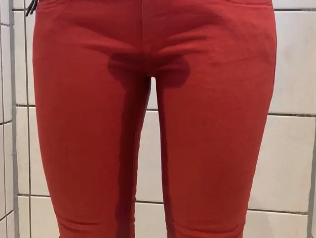 Hosen pissen in roter jeans