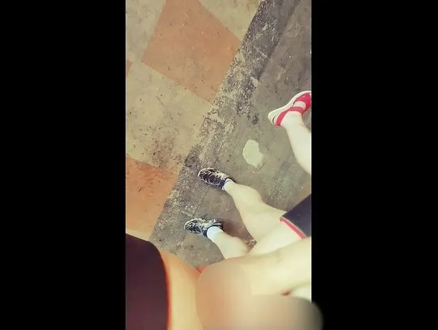 Schwangere milf auf liebesschaukel zum spritzen gebracht