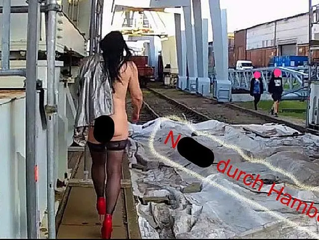 Die Nutte-Angi spaziert nackt durch den Containerhafen von Hamburg