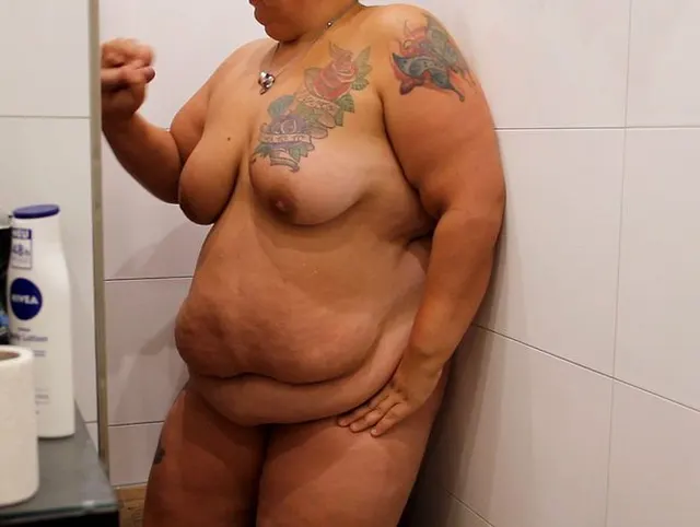 Mann in der Dusche überrascht und volle Ladung auf die Titte