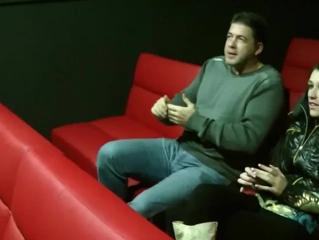 Junge Fotze im Kino gefickt Teil 1