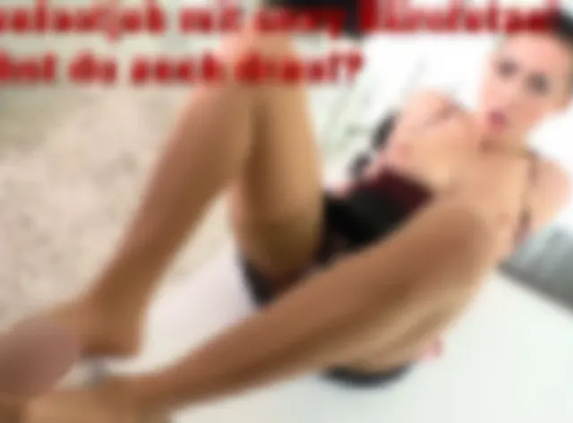 Nylonfootjob mit sexy Bürofotze! Stehst du auch drauf?