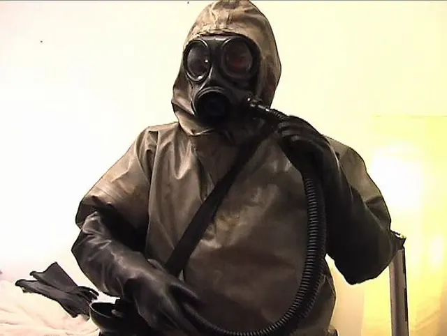 Teil 3: Schwerer Gasschutzanzug und Inhalator