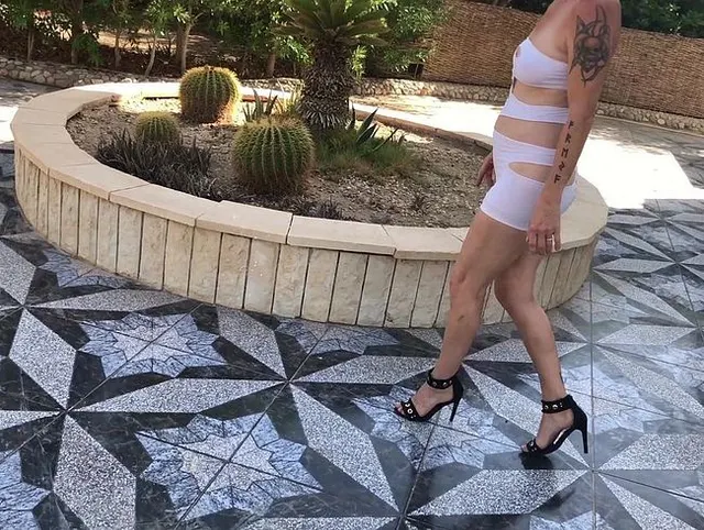 Vorschau aus Reizwäsche: Ich gehe in Minikleid und HighHeels spaziern, zeige Titten und Fotze und ziehe mich aus