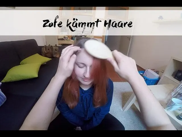 Zofe kämmt Herrin