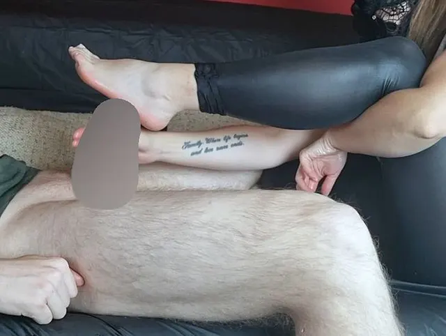 Sehr langer kanten handjob und Fußjob mit Ringvibrator, ich reibe meine Sohlen an seiner Eichel