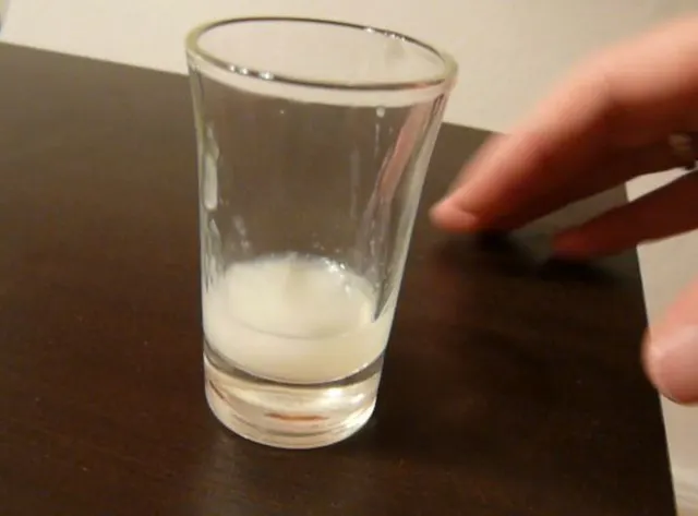 Leckeres Sperma im Schnappsglas