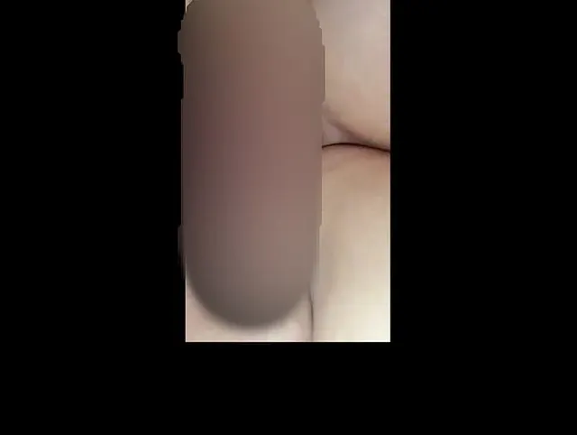 Schön auf meinen Arsch gespritzt beim doggy