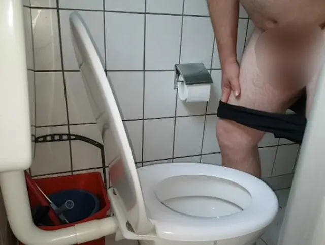 Jörg pisst für dich ins Klo
