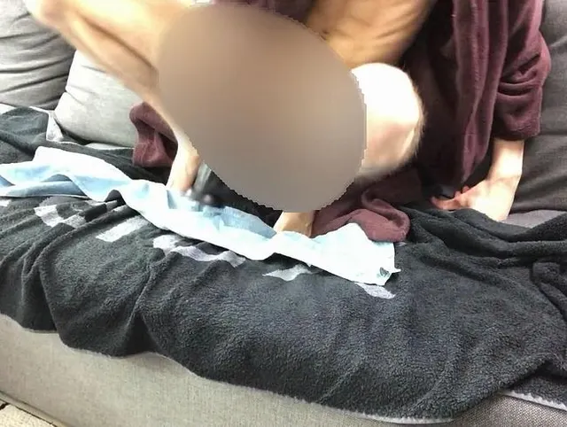 Video 153 - Monsterdildo tief rein ins Loch - Cam 1 Teil 1-3
