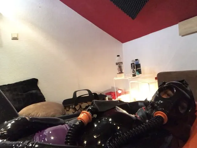 Mit Gasmaske und Gummi-total-Einschluss gefickt