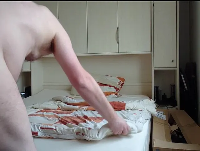 Nackter Nylonjunge bezieht sein Bett 2