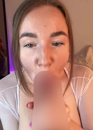 Spreiz deine Beine und deine Seele. Und jetzt fick beide Teile?