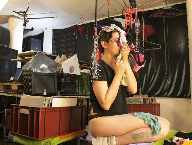 Stopmotion: Panty Party in einer kinästhetischen Zigarette (kein Ton)