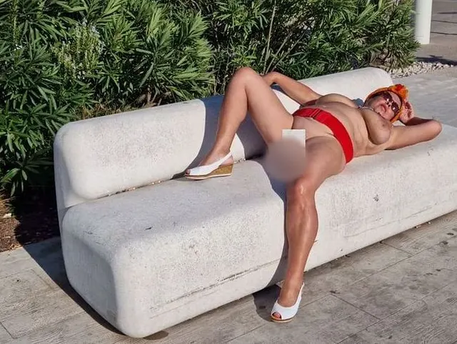 Ich präsentiere mich nackt in Cap d` Agde vor Zuschauern.