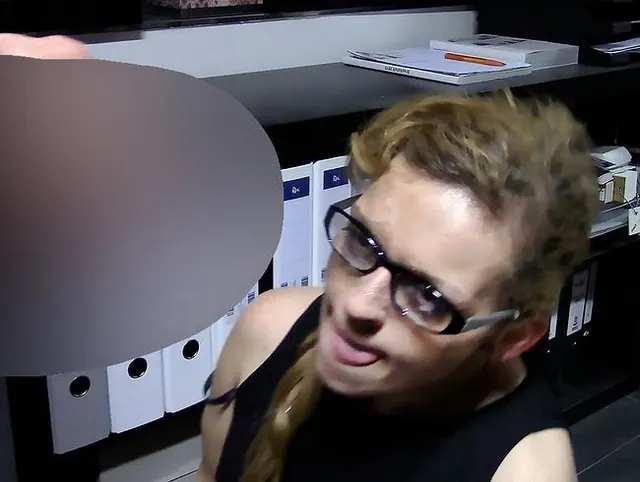 Tiefes blasen von MILF im Büro mit Sperma schlucken