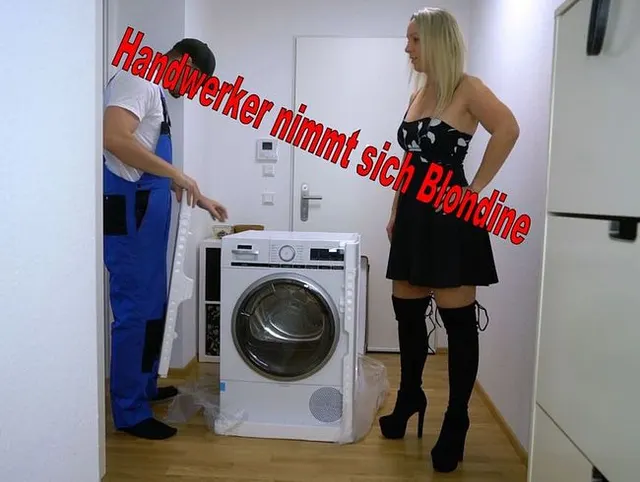 Handwerker fickt die arschgeile Schlampe