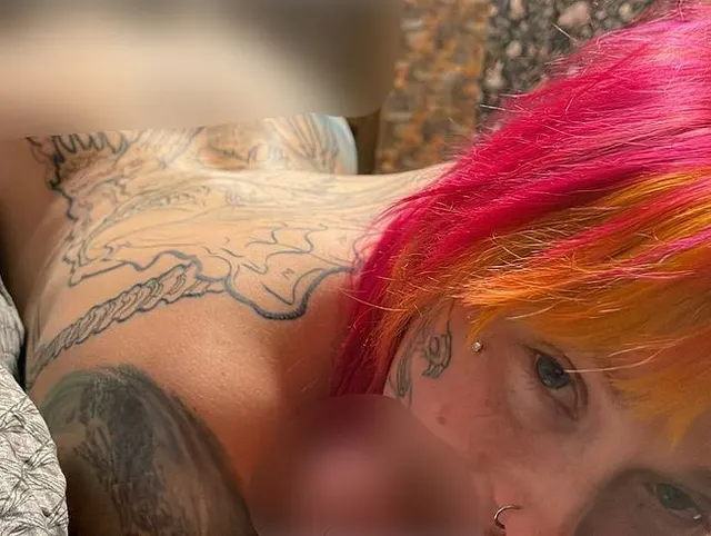 Kurzer Blowjob mit Speramschlucken für die hungrige Schlampe