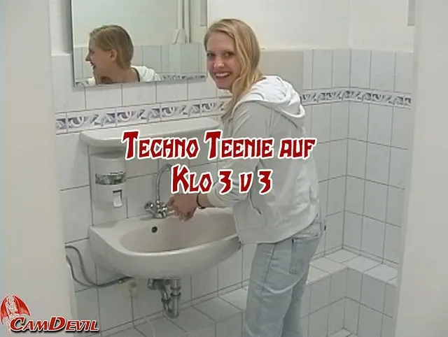 Techno Teenie auf Klo Abgefickt! 3 v 3
