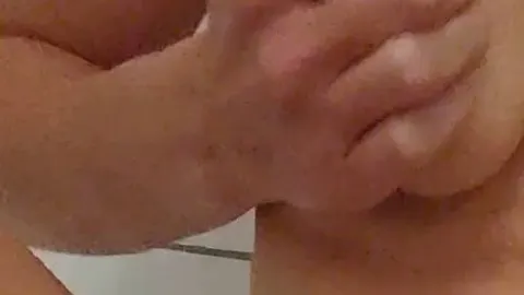 Nackt Nass und Geil schön unter der Dusche es mir besorgt
