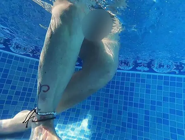 Im Pool scharf geworden, da müssen die Finger halt herhalten