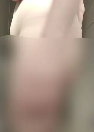 Ich zeige dir meinen Körper in meinem hellen Badezimmer